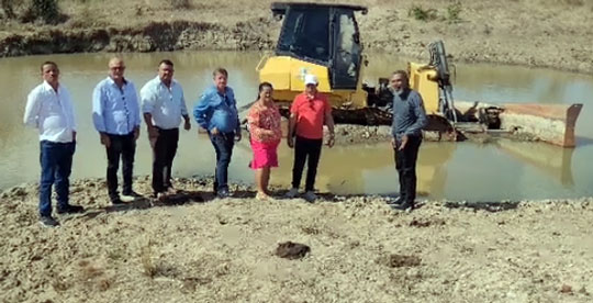 Vereadores de Queimadas apuram denúncia de abandono de trator com identificação do Consisal em aguada do município